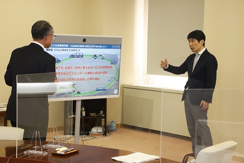 写真：県土整備部長の説明を聞く山本知事