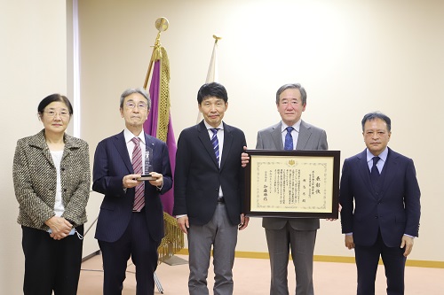 写真：記念撮影する山本知事と受賞者たち