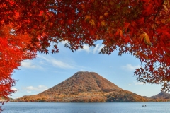 榛名湖（高崎市）「紅葉に包まれる榛名富士」の写真