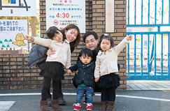 健太郎さん、尚子さん、桜子ちゃん（6歳）、華子ちゃん（4歳）、菖太郎くん（1歳）の画像