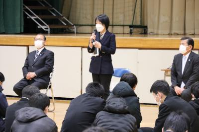 生徒からの質問に答える加賀谷富士子議員の写真