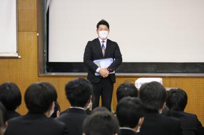 生徒からの質問に答える井田泰彦議員の写真