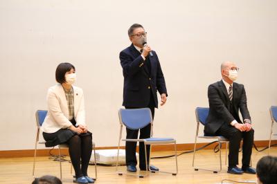 生徒からの質問に答える萩原渉議員の写真