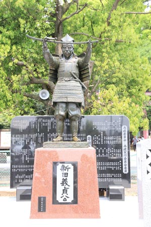新田義貞公像の写真