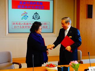 握手を交わす大澤知事と陳高雄市長の写真