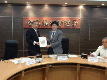 写真：台湾政府に農畜産物の輸入規制解禁要望書を提出の写真