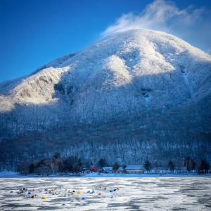 「冬の釣り人達と赤城山」（赤城山）の写真