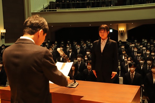 写真：辞令を交付する山本知事