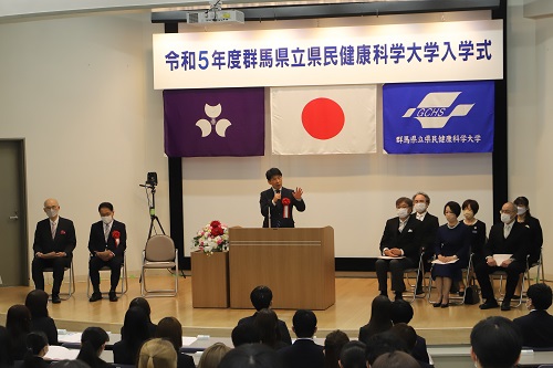 写真：祝辞を述べる山本知事