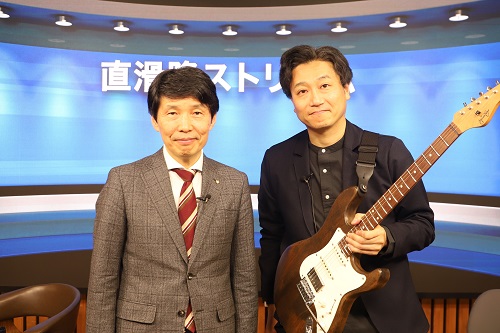写真：記念撮影する山本知事と加茂フミヨシさん