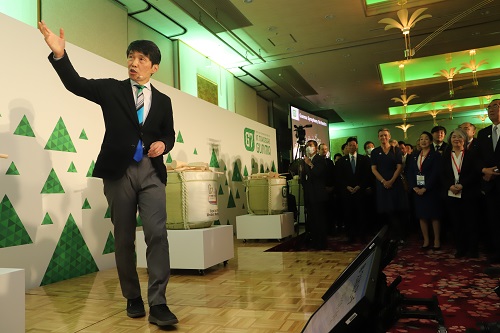 写真：歓迎スピーチをする山本知事