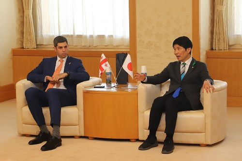 写真：知事と大使の対談の様子