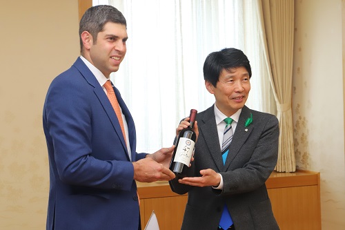 写真：大使からワインの贈呈を受ける山本知事