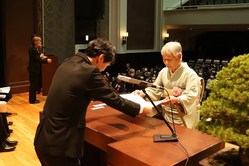 表彰状を手渡す山本知事の画像