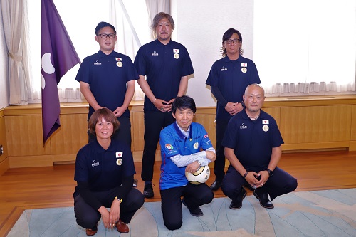 写真：記念撮影する山本知事とフットゴルフ日本代表選手たち