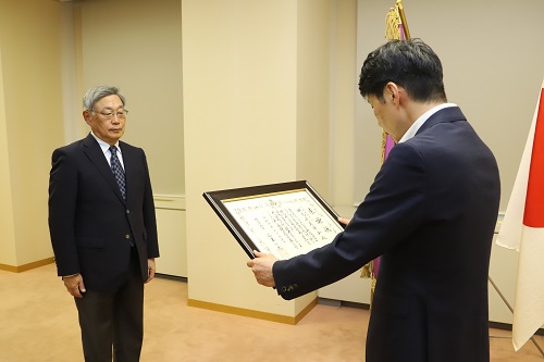 写真：感謝状を贈呈する山本知事