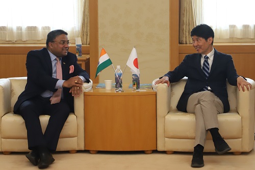 写真：山本知事とジョージ大使の対談の様子