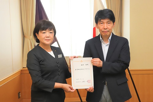 写真：記念撮影する山本知事と新産経部長
