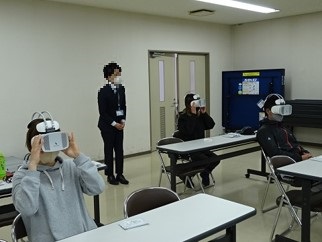 農作業事故疑似体験の様子の写真