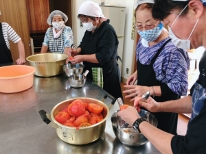 トマト加工の様子写真