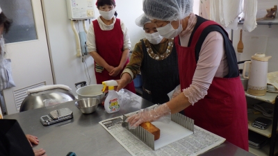 ケーキカットを教える様子写真