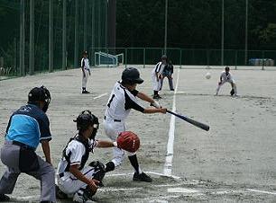 野球をしている写真