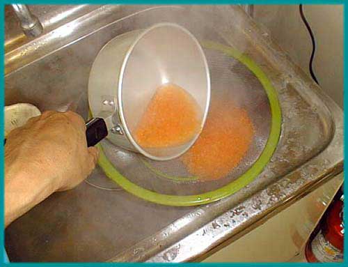 沸騰した鍋に卵を入れる様子写真