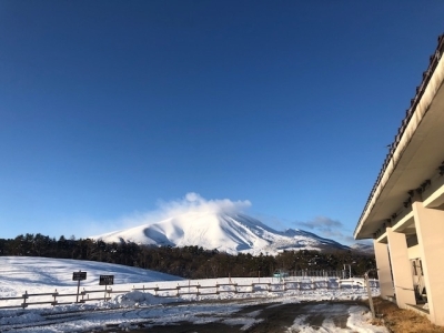 雪をかぶった浅間山様子写真