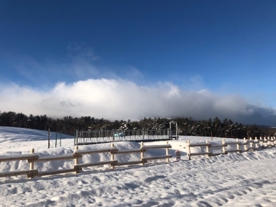 雪雲にすっぽり覆われた浅間山様子写真