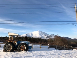 浅間山とトラクターの写真