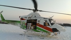 支援物資を積んだ防災ヘリコプターの写真