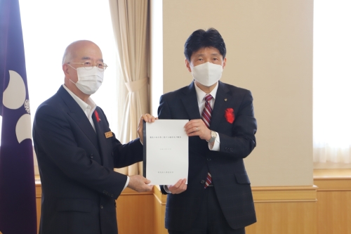 山本知事（右）と森田委員長（左）の写真
