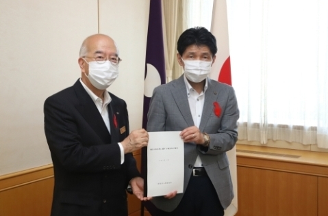 山本知事（右）と森田委員長（左）写真
