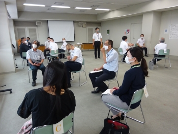 情報交換の様子写真2