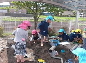 写真：太田幼稚園の園児達が遊ぶ様子