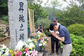 写真：献花する山本知事