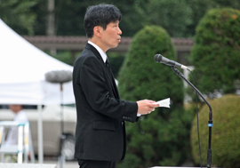 写真1：追悼の辞を述べる山本知事