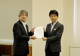 写真：提言書の提出を受ける山本知事