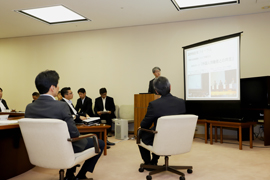 写真：提言内容の説明を受ける山本知事
