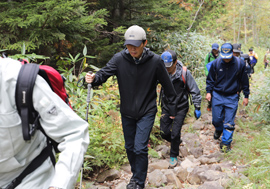 写真1：慰霊登山をする山本知事