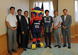 写真：山本知事と株式会社草津温泉フットボールクラブの皆さん