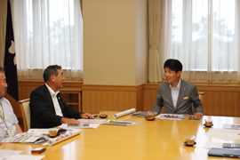 写真：奈良代表取締役社長から説明を受ける山本知事