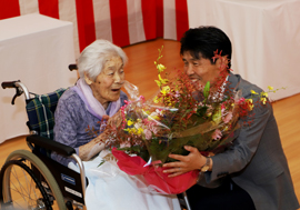 写真：花束を贈呈する山本知事