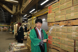 写真：県産野菜をPRする山本知事