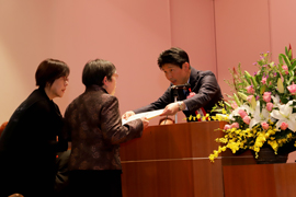 写真1：表彰状を授与する山本知事