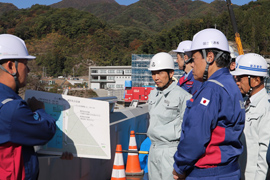 写真：八ッ場ダムを視察する山本知事と赤羽大臣