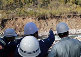 写真：吾妻川を視察する山本知事と赤羽大臣