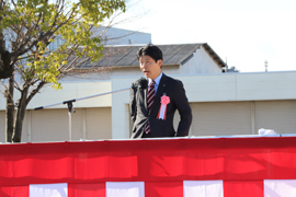 写真2：祝辞を述べる山本知事