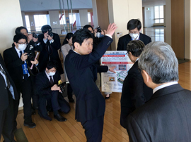 写真：北村大臣に説明する山本知事