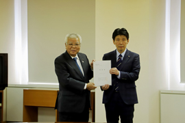 写真：要望書の提出を受ける山本知事